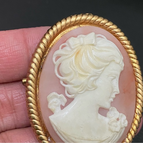 Vintage Unsigned Pink Lady Cameo Gold-tone Victorian Revival Brooch - Picture 10 of 10
